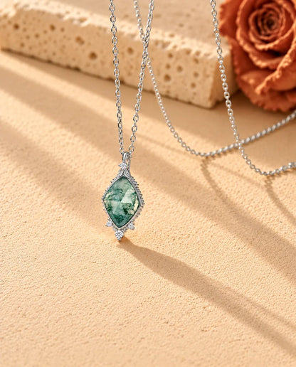 Collana Agata Muschiata a Losanga in Argento 925 - vista di tre quarti su una superficie chiara ruvida