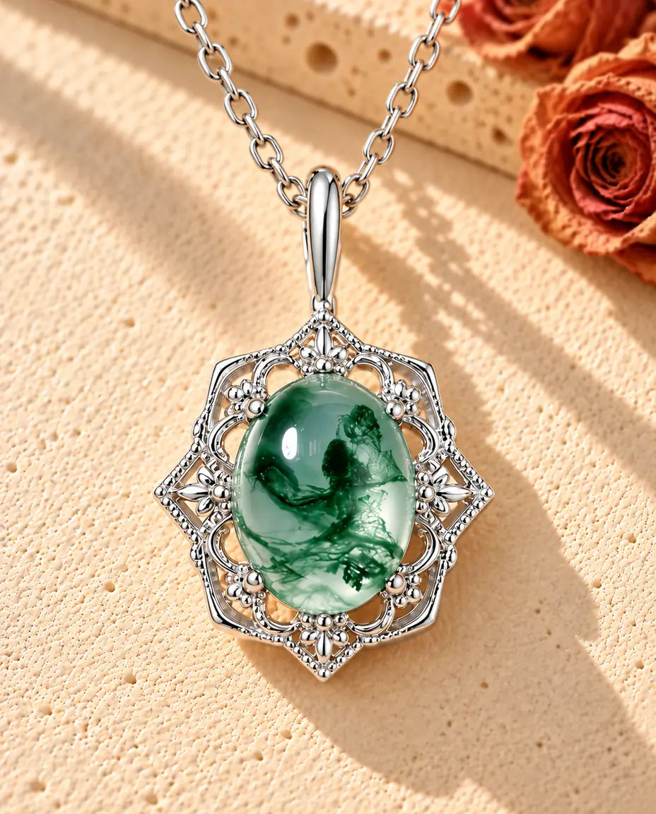 Collana con Ciondolo Vintage in Agata Muschiata e Argento 925 - appoggiata su una superficie chiara ruvida accanto a un blocco di travertino