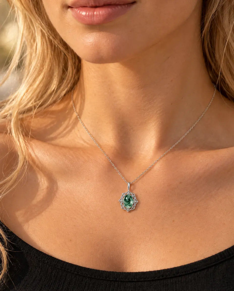 Collana con Ciondolo Vintage in Agata Muschiata e Argento 925 - indossata da una modella, primo piano sulla clavicola