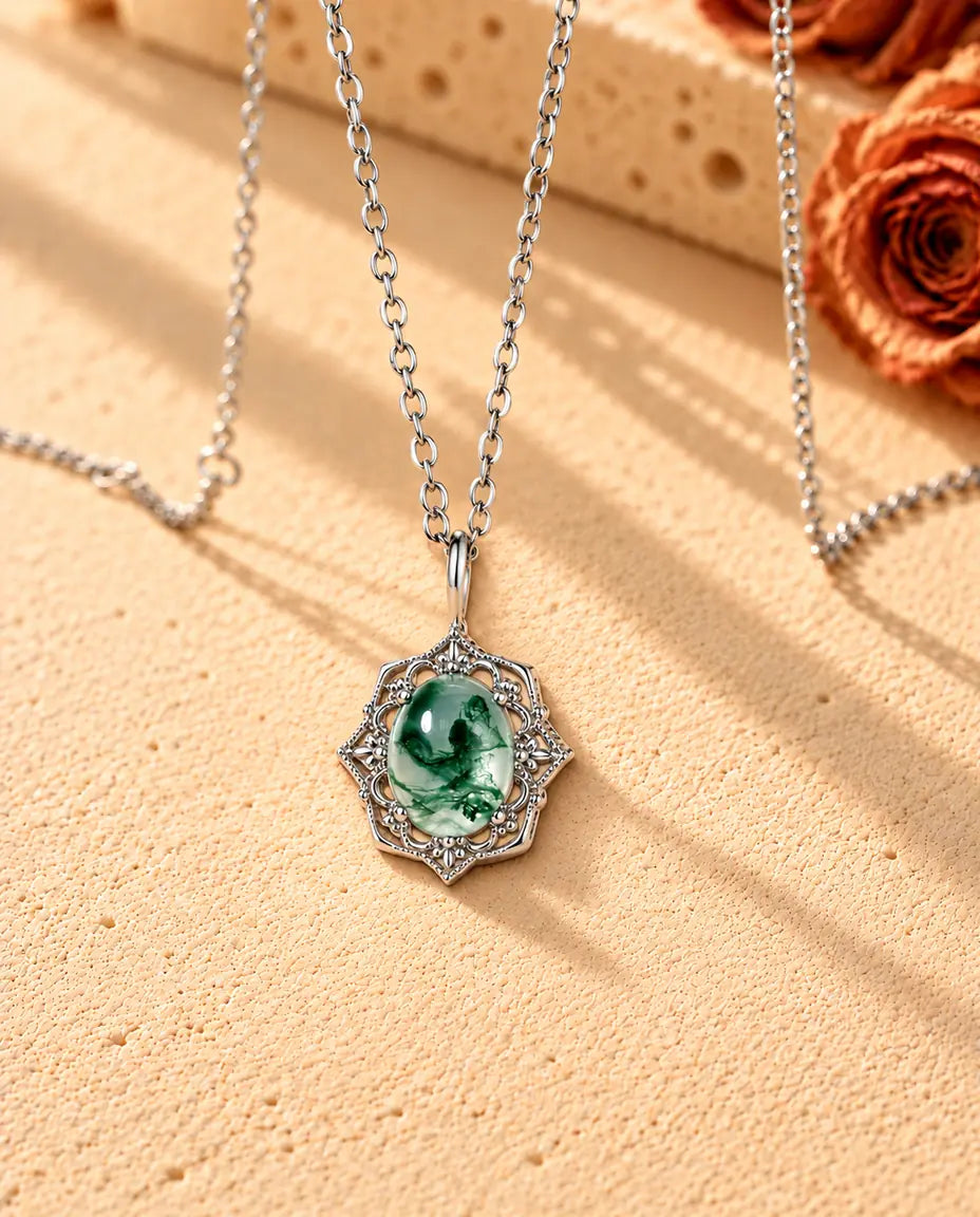 Collana con Ciondolo Vintage in Agata Muschiata e Argento 925 - vista di tre quarti su una superficie chiara ruvida