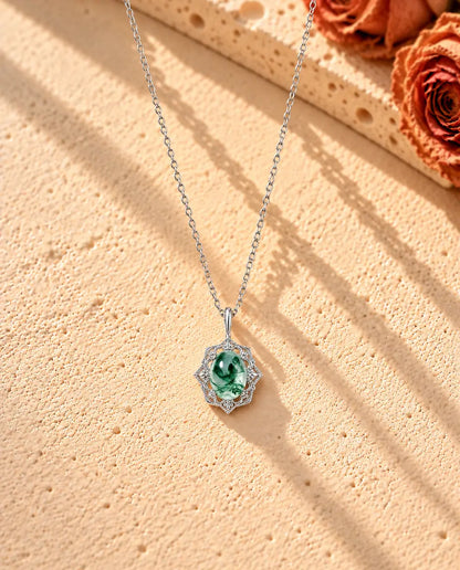Collana con Ciondolo Vintage in Agata Muschiata e Argento 925 - la collana intera distesa a lunga V su una superficie chiara ruvida