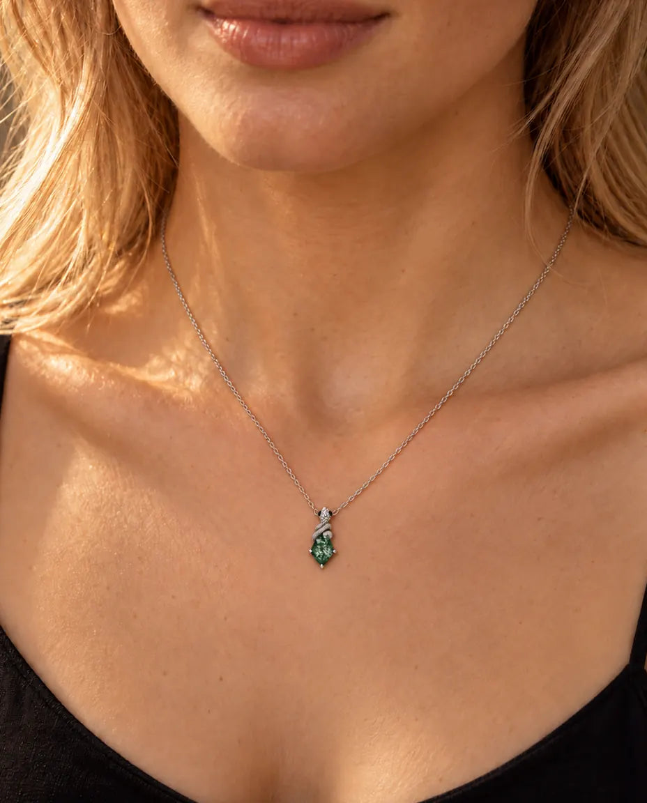 Collana Agata Muschiata Serpente in Argento 925 - indossata da una modella, primo piano sulla clavicola