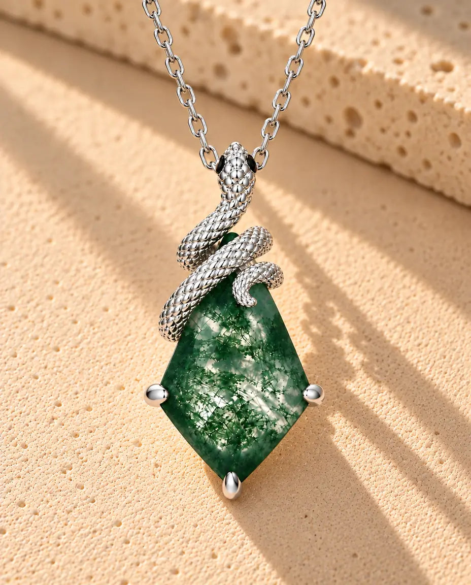 Collana Agata Muschiata Serpente in Argento 925 - primo piano dell’agata muschiata e della sua montatura