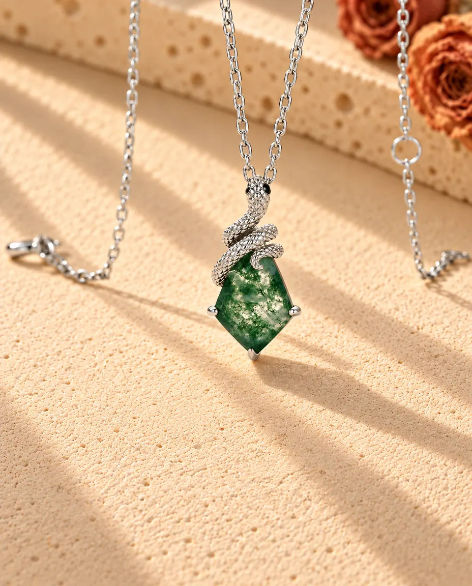 Collana Agata Muschiata Serpente in Argento 925 - vista di tre quarti su una superficie chiara ruvida