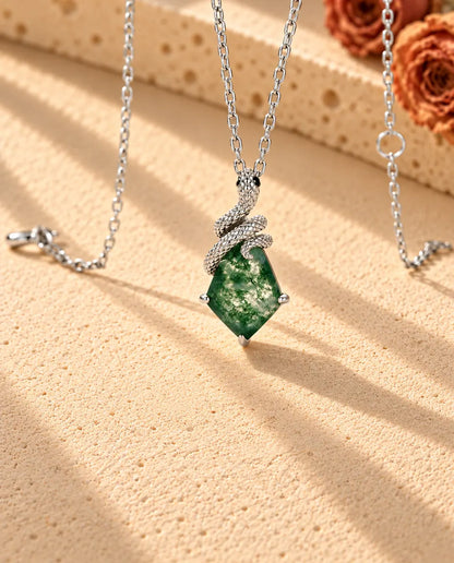Collana Agata Muschiata Serpente in Argento 925 - vista di tre quarti su una superficie chiara ruvida