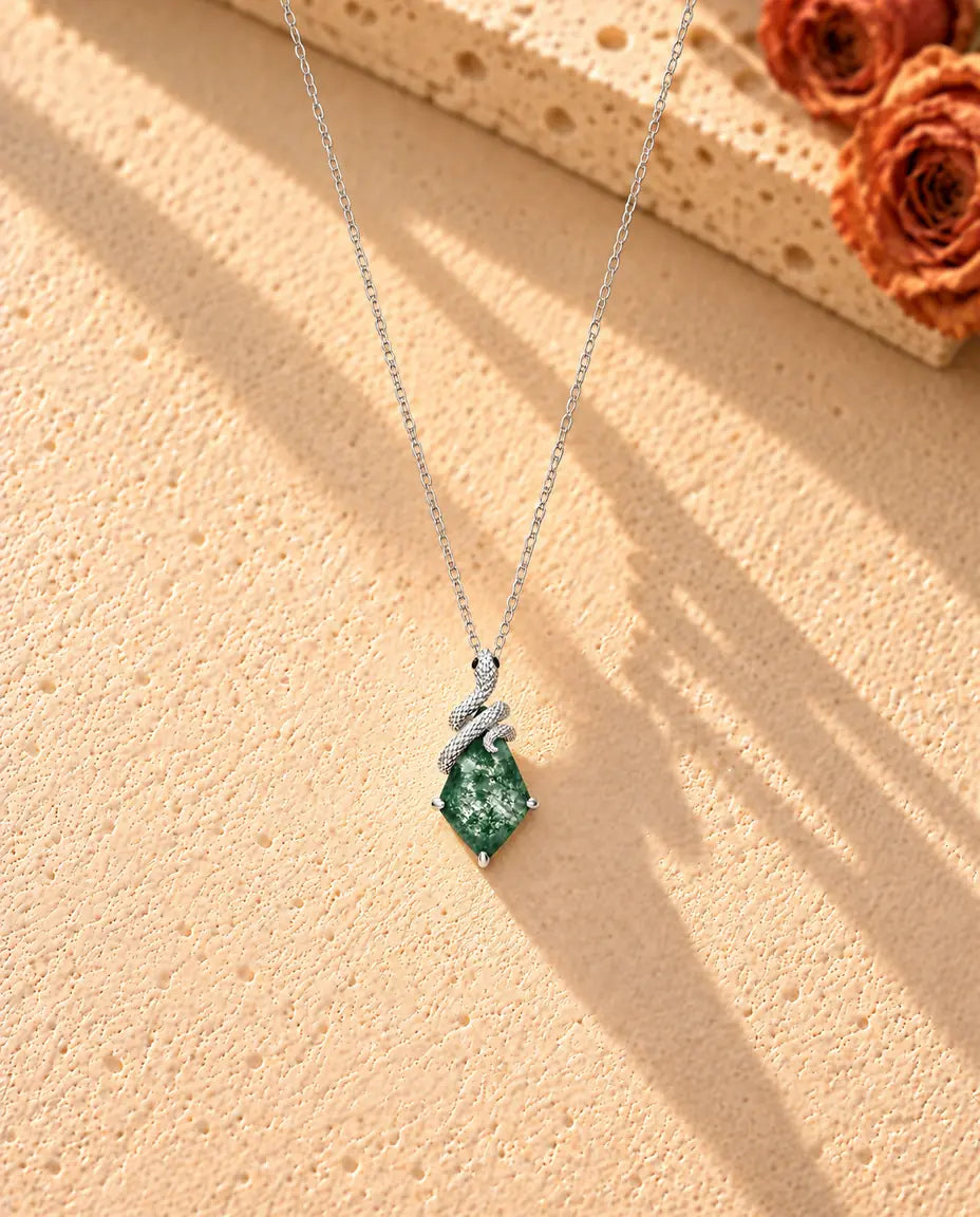 Collana Agata Muschiata Serpente in Argento 925 - la collana intera distesa a lunga V su una superficie chiara ruvida