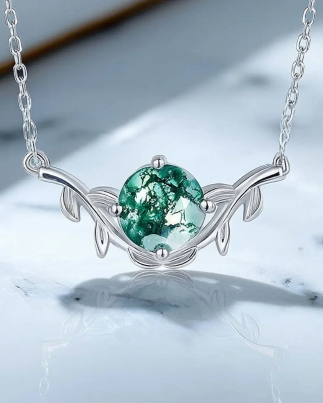 Collana in agata muschiata - Taglio tondo su montatura a foglie e rami, argento 925