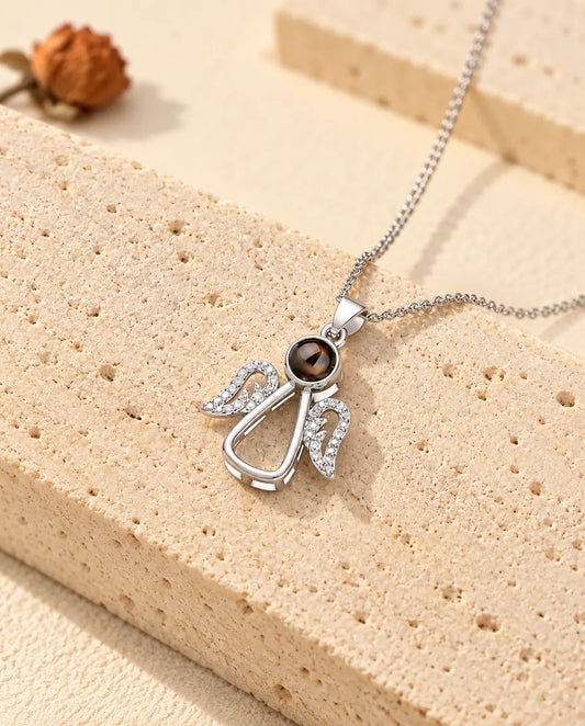 Collana con foto dentro personalizzata a forma di angelo custode argentato su una lastra di travertino