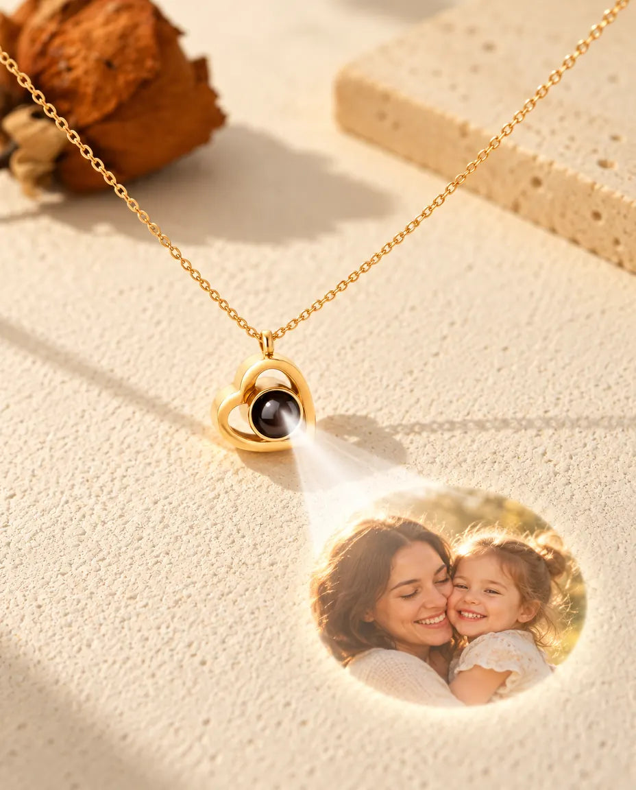 Collana doppio cuore dorata che proietta la foto di mamma e figlia sul gesso color crema
