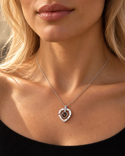 Donna con un top nero in maglia che indossa la collana a cuore in argento con i numeri romani