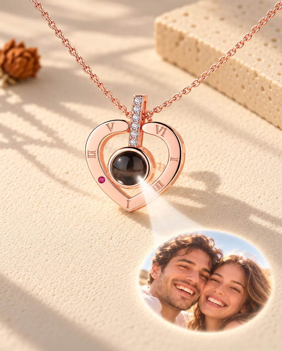 Collana a cuore color oro rosa con numeri romani che proietta la foto di una coppia sul gesso crema