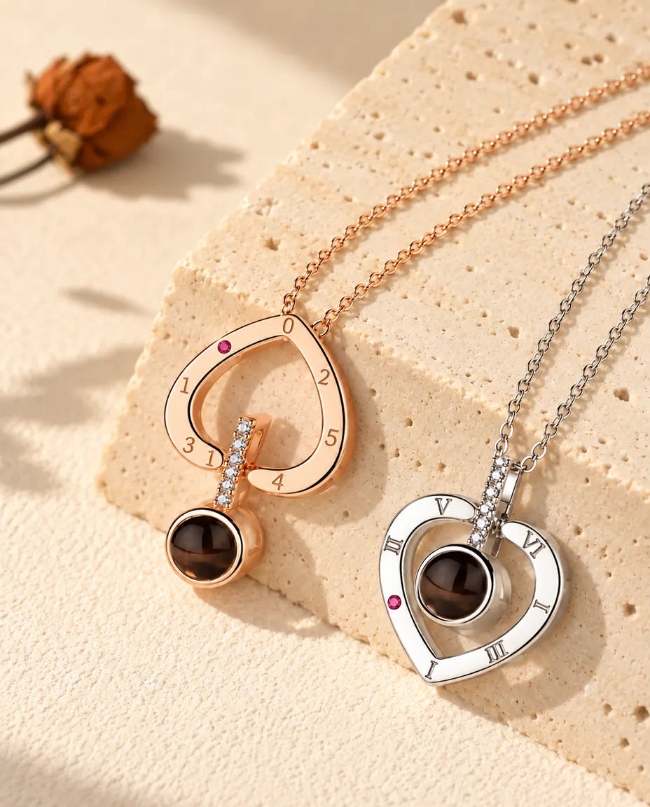 Cuore color oro rosa indossato capovolto accanto al cuore in argento indossato nel modo classico