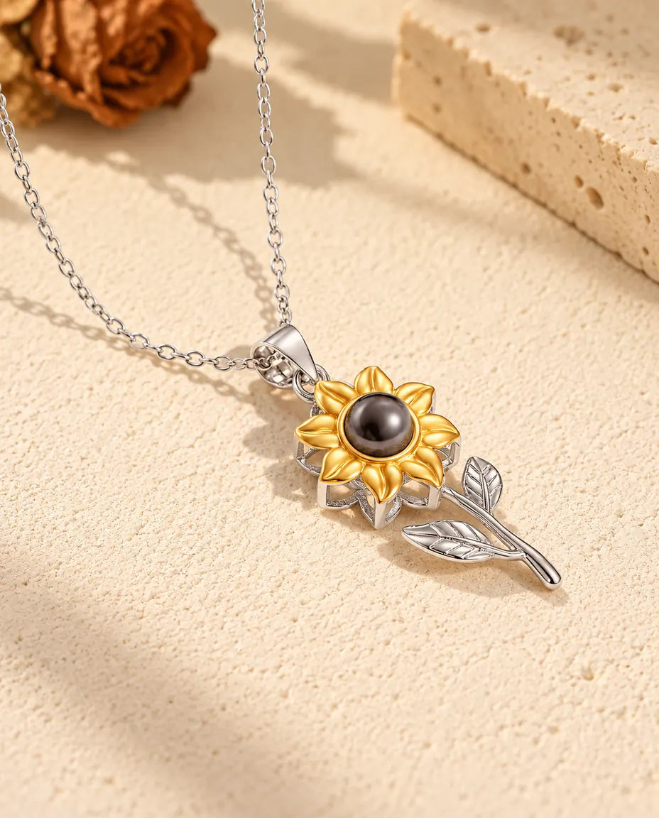 Collana con foto dentro personalizzata in argento 925 a forma di girasole con petali dorati, su gesso crema