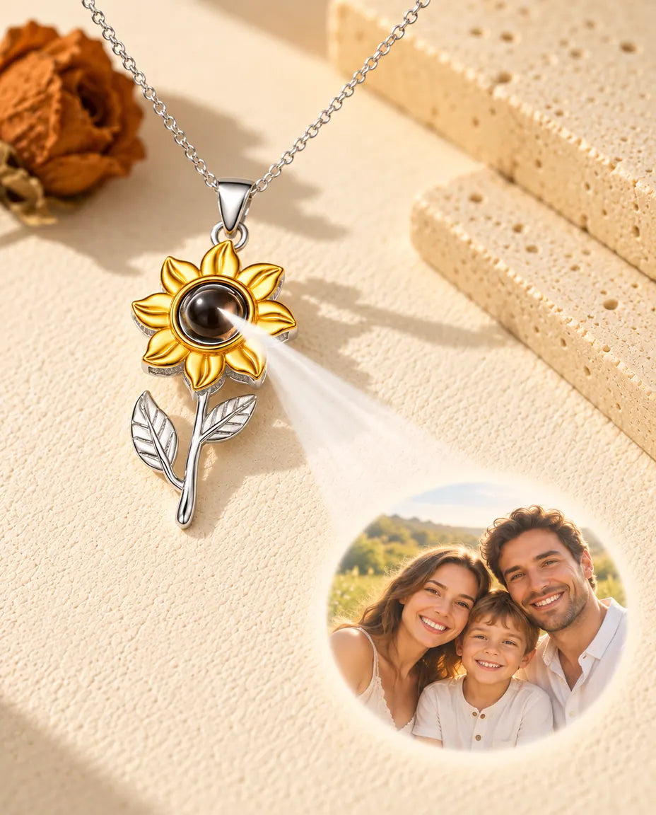 Collana a girasole che proietta una foto di famiglia sul gesso color crema