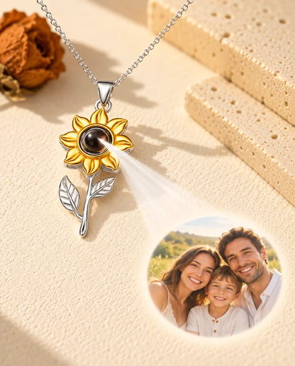 Collana a girasole che proietta una foto di famiglia sul gesso color crema