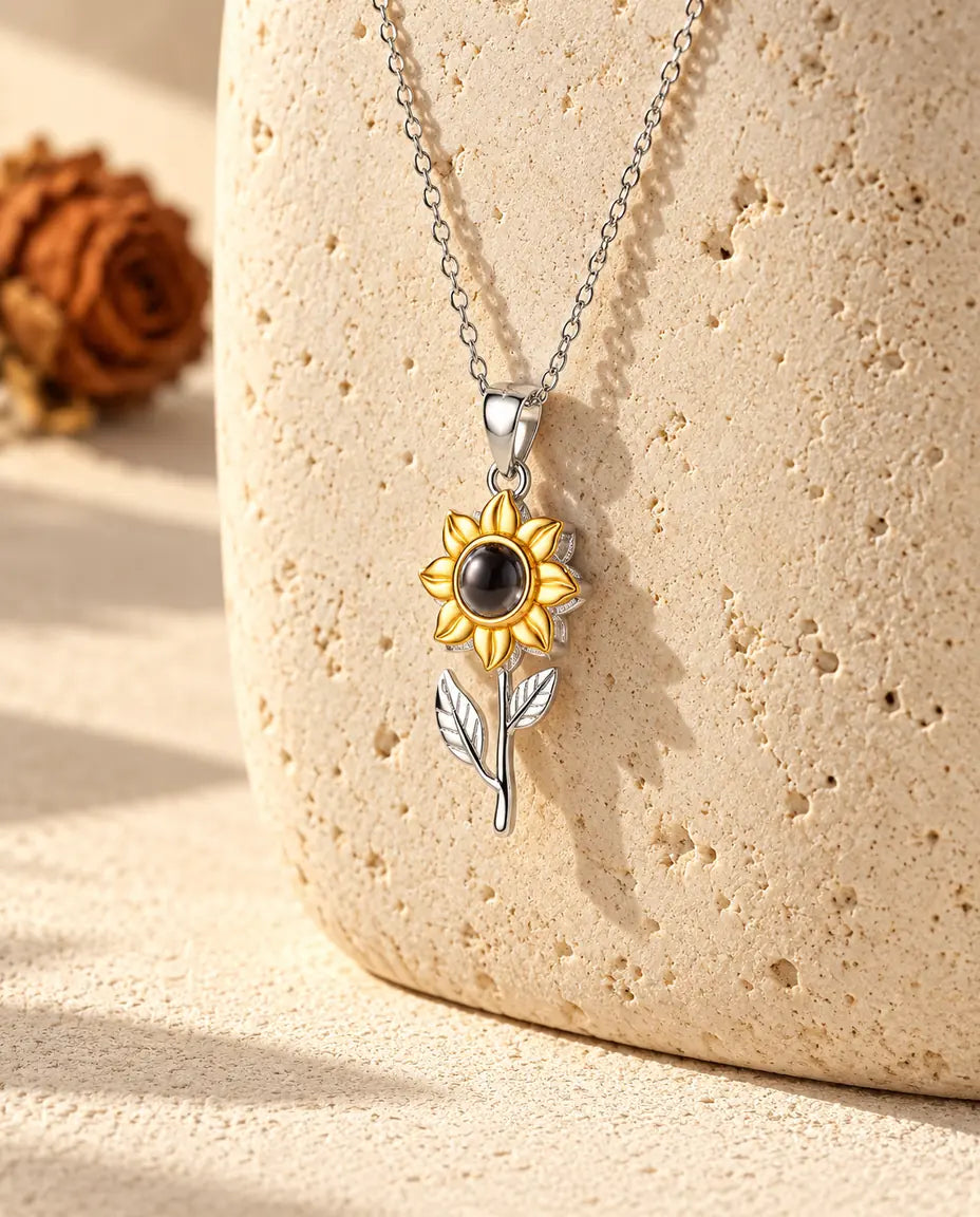 Collana a girasole con foto dentro appesa a un blocco di travertino dagli angoli arrotondati