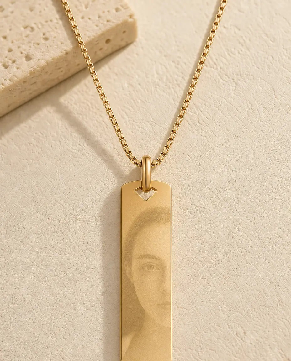 Collana Barra con Foto Incisa nel Metallo, Nome sul Retro, Acciaio Argento Oro o Nero