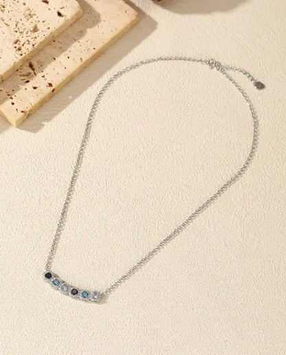 Collana Barra Sfumata Blu - sei pietre blu con halo di pavé, barra curva 34 mm, argento 925, catena 40+5 cm