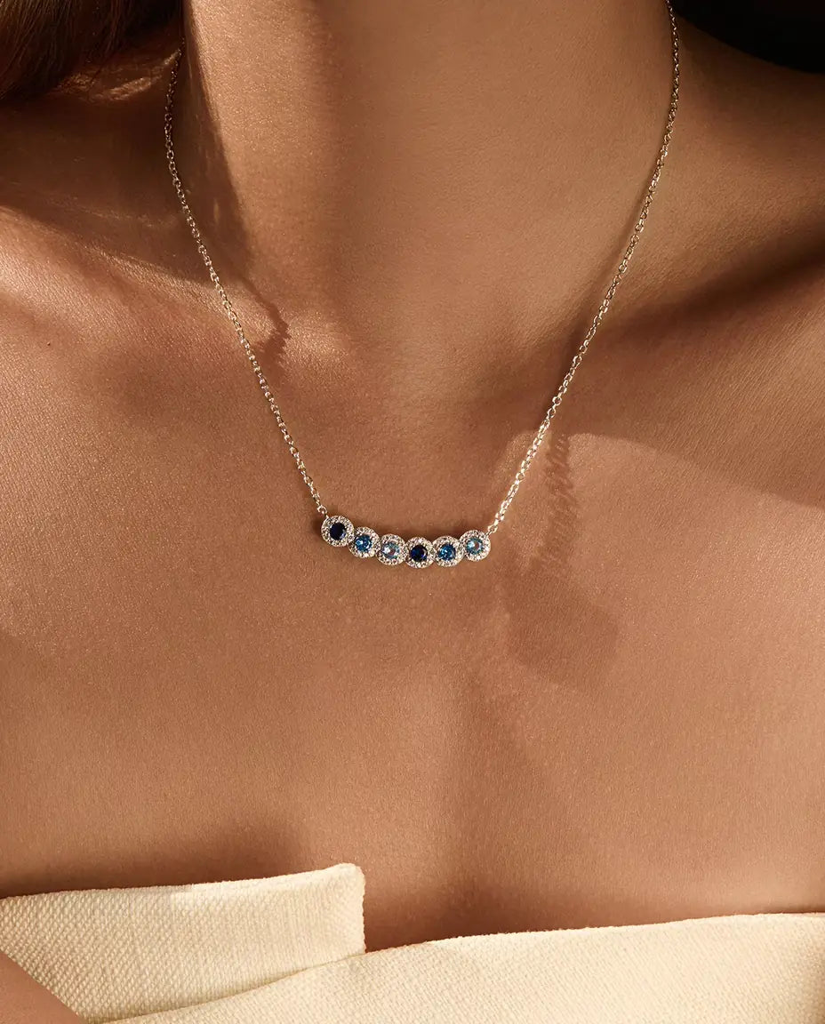 Collana Barra Sfumata Blu - sei pietre blu con halo di pavé, barra curva 34 mm, argento 925, catena 40+5 cm
