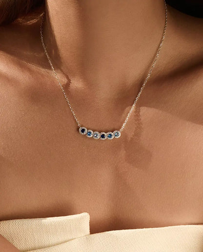 Collana Barra Sfumata Blu - sei pietre blu con halo di pavé, barra curva 34 mm, argento 925, catena 40+5 cm