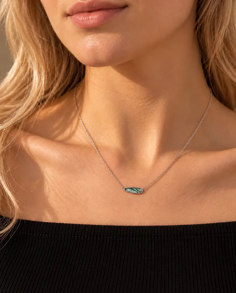 Collana Barretta Agata Muschiata in Argento 925 - indossata da una modella, primo piano sulla clavicola