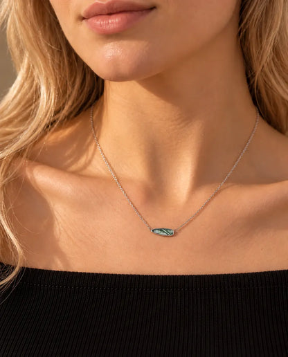 Collana Barretta Agata Muschiata in Argento 925 - indossata da una modella, primo piano sulla clavicola