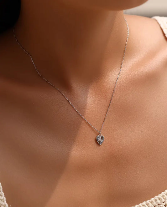 Collana con Ciondolo a Cuore in Argento 925 - indossata da una modella