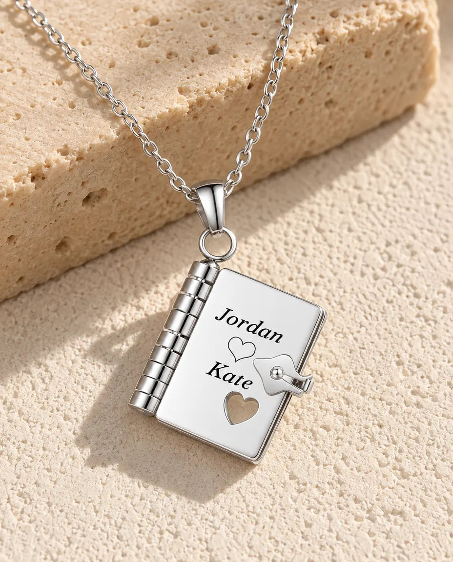 Collana Personalizzata con Ciondolo a Libro - Mini Quaderno Inciso con 3 Messaggi, Acciaio Inossidabile Argentato o Dorato