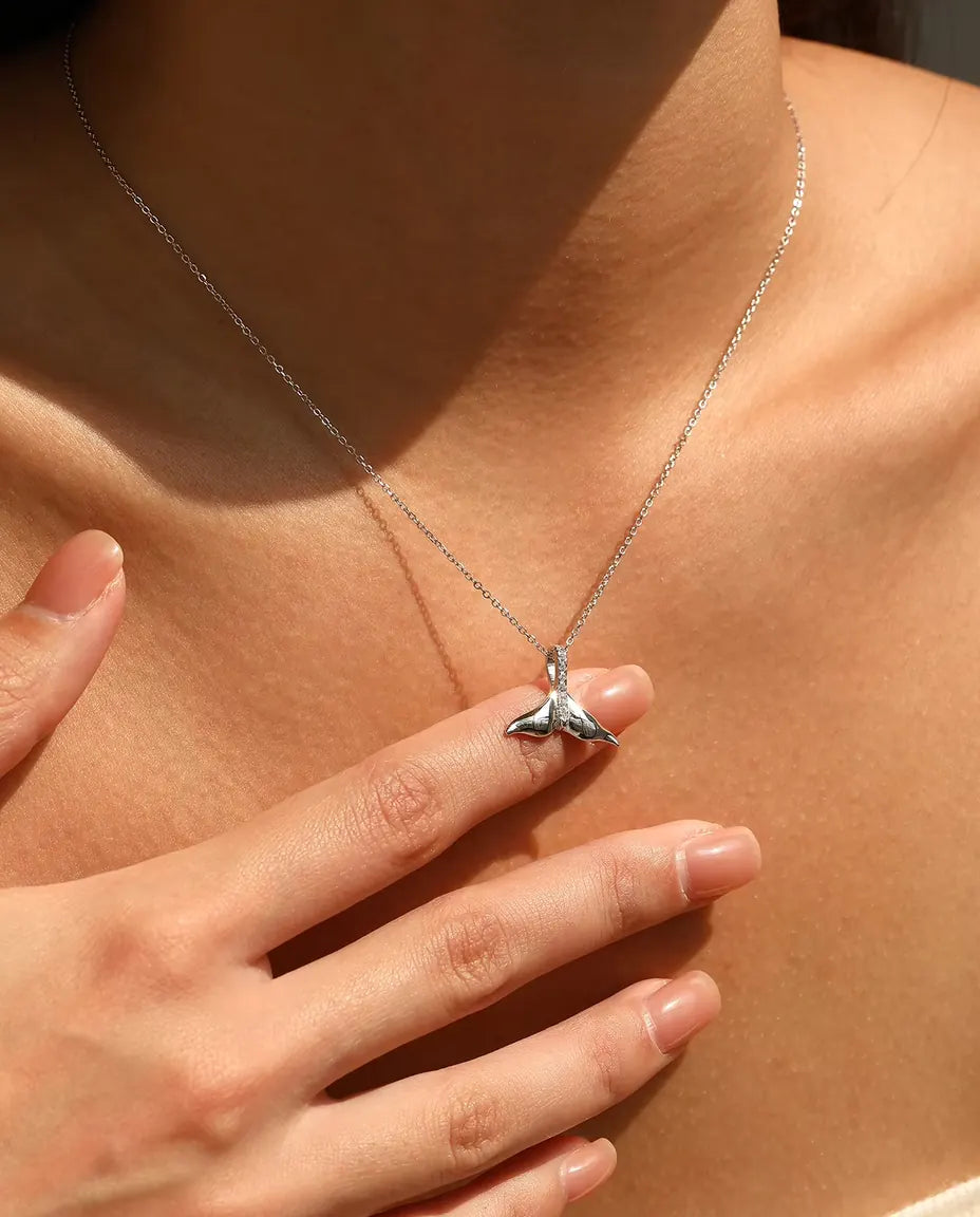 Collana Coda di Balena - pinna in argento lucido con appiccagnolo pavé, catena 40+5 cm, argento 925