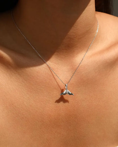 Collana Coda di Balena - pinna in argento lucido con appiccagnolo pavé, catena 40+5 cm, argento 925