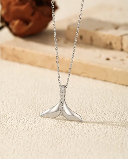 Collana Coda di Balena - pinna in argento lucido con appiccagnolo pavé, catena 40+5 cm, argento 925