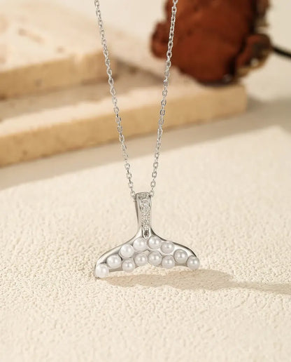 Collana Coda di Balena con Perle Bianche - pinna in argento e appiccagnolo pavé, catena 40+5 cm, argento 925