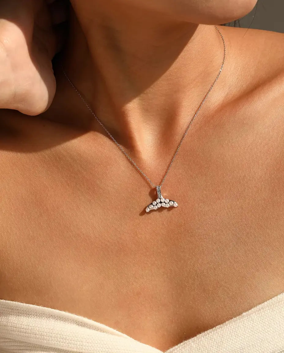 Collana Coda di Balena con Perle Bianche - pinna in argento e appiccagnolo pavé, catena 40+5 cm, argento 925