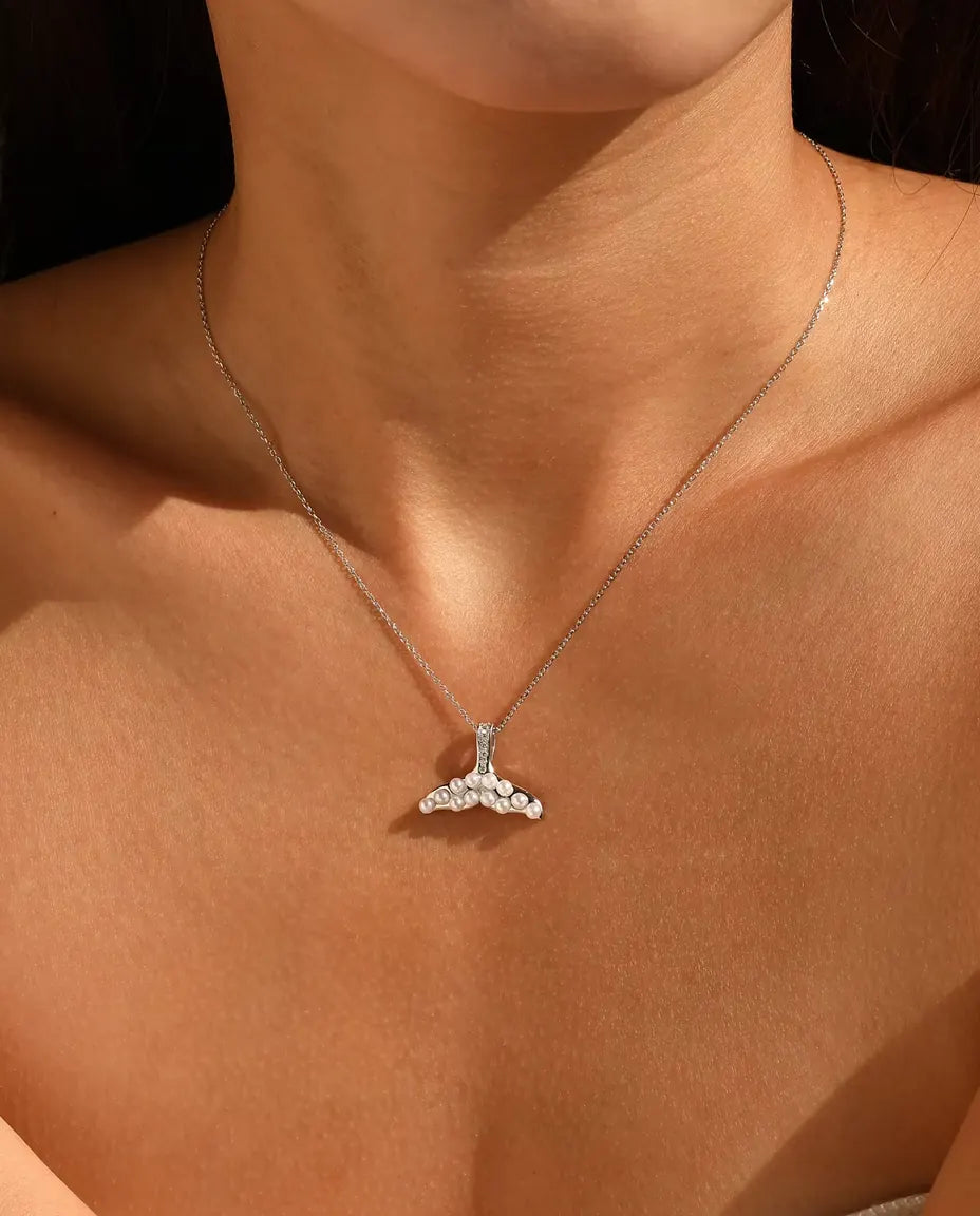 Collana Coda di Balena con Perle Bianche - pinna in argento e appiccagnolo pavé, catena 40+5 cm, argento 925
