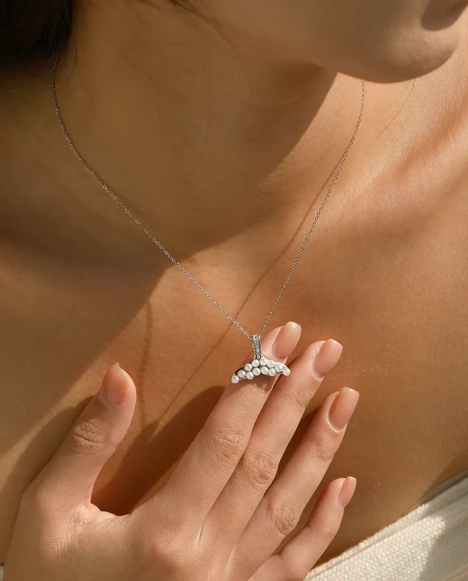 Collana Coda di Balena con Perle Bianche - pinna in argento e appiccagnolo pavé, catena 40+5 cm, argento 925