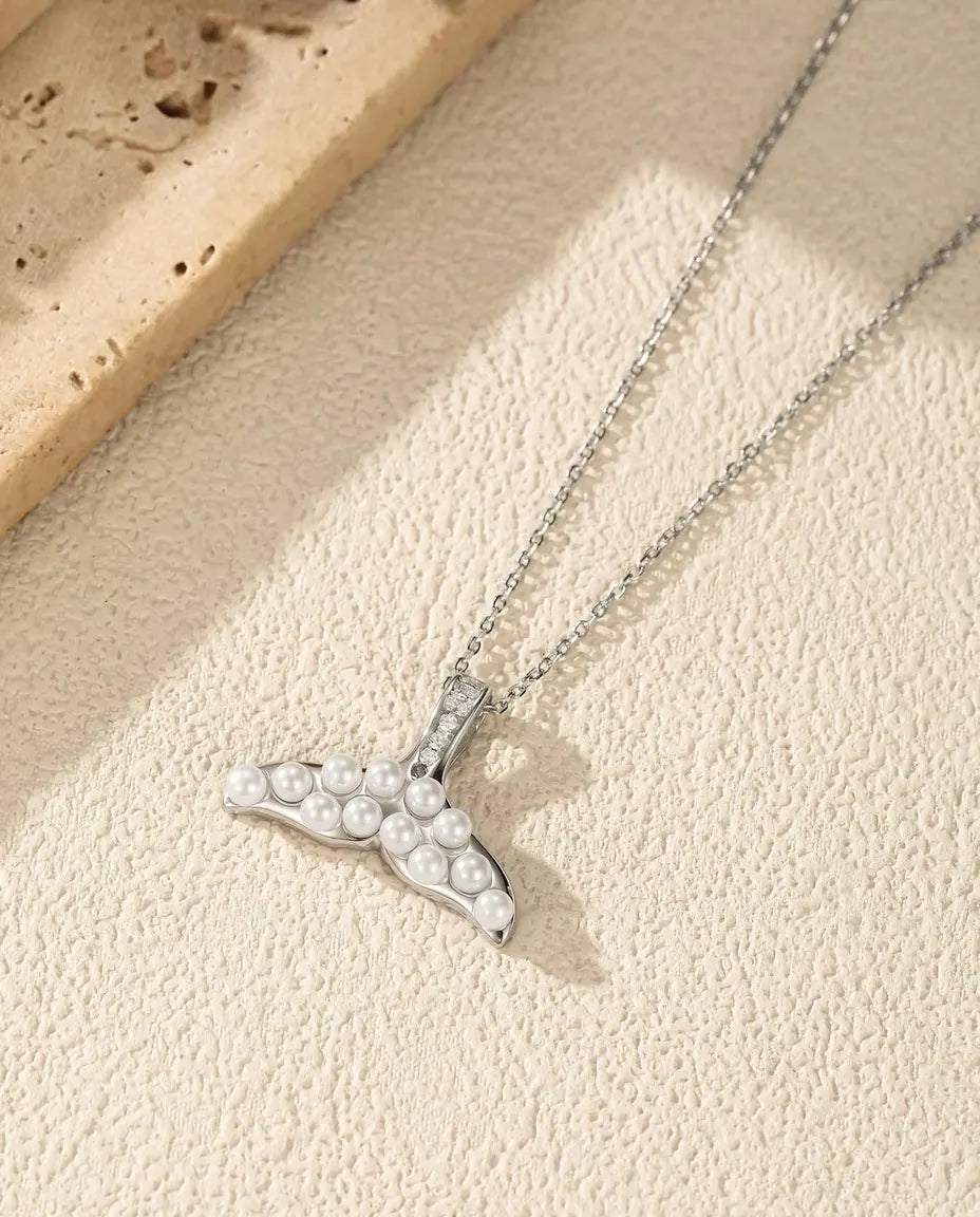 Collana Coda di Balena con Perle Bianche - pinna in argento e appiccagnolo pavé, catena 40+5 cm, argento 925