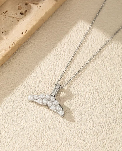 Collana Coda di Balena con Perle Bianche - pinna in argento e appiccagnolo pavé, catena 40+5 cm, argento 925
