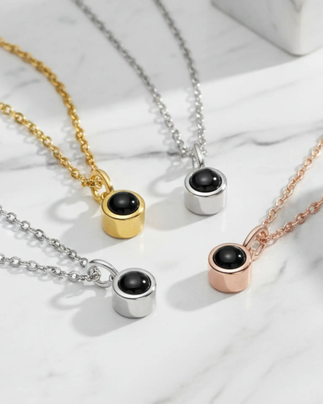 Collana con Foto Dentro – Ciondolo Tondo Minimal, Immagine Nascosta che si Rivela con la Luce