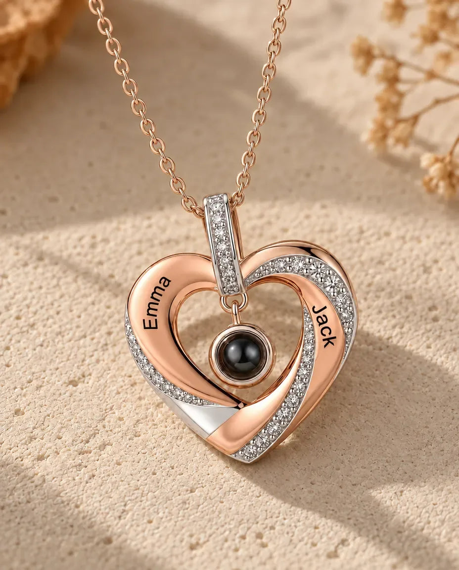 Collana con Foto Dentro - primo piano del ciondolo di proiezione inciso