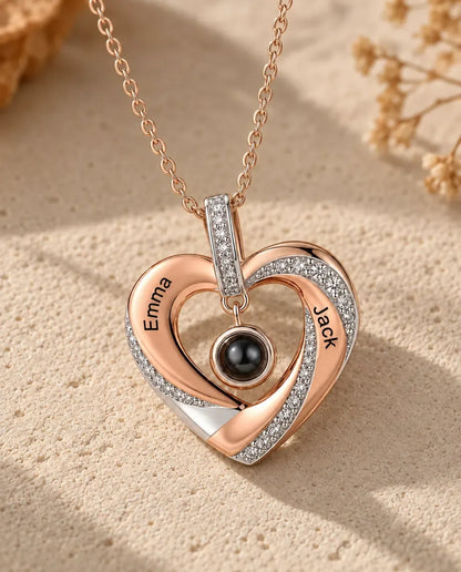 Collana con Foto Dentro - primo piano del ciondolo di proiezione inciso