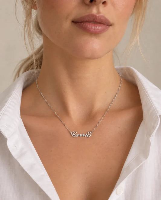 Collana con Nome in Corsivo Inglese - indossato da una modella