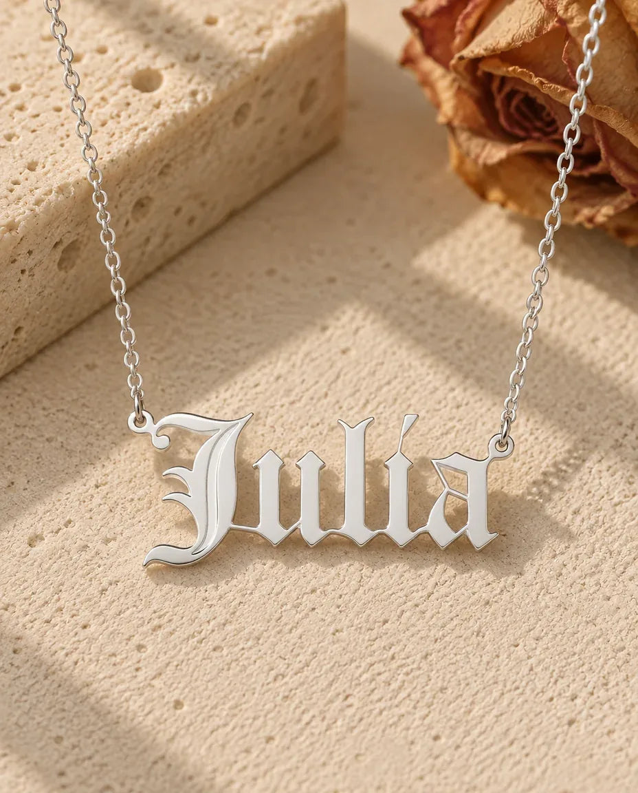 Collana con Nome in Gotico Old English - vista frontale in argento
