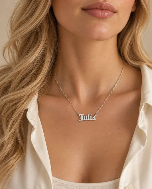 Collana con Nome in Gotico Old English - indossato da una modella