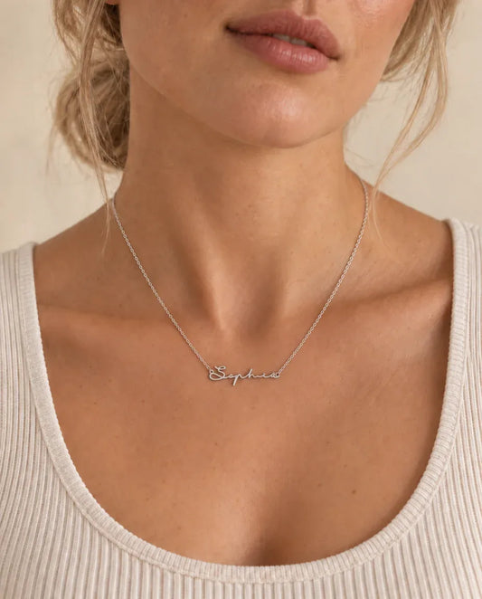 Collana con Nome Personalizzato in Argento 925 - indossato da una modella
