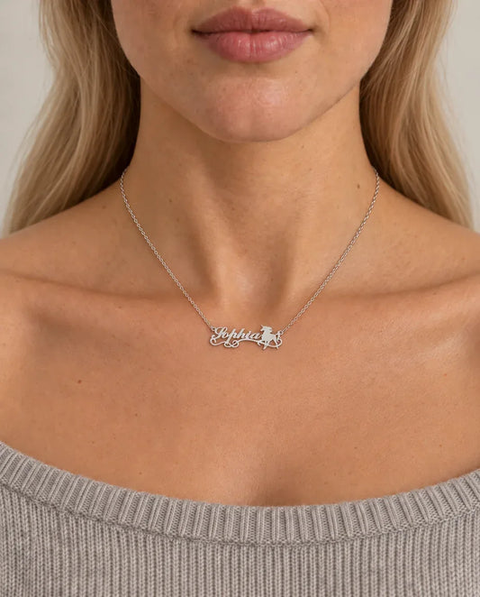 Collana con Nome e Unicorno in Argento 925 - indossato da una modella