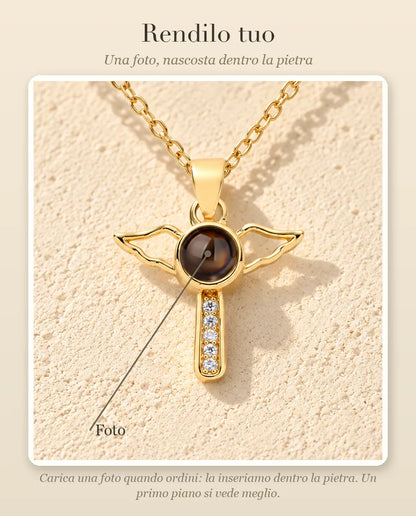 Guida alla personalizzazione: dove va la tua foto dentro la pietra della collana con croce e ali d'angelo