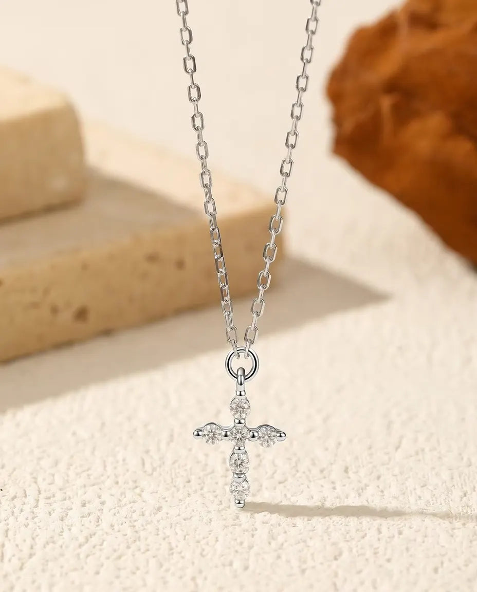 Collana Croce con Moissanite – sei pietre colore D, ciondolo 7 x 8,5 mm, in argento 925, catena 40+5 cm