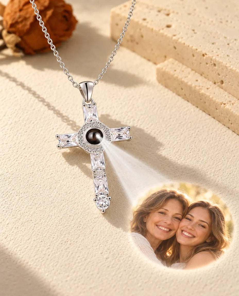 Collana argentata con croce che proietta la foto di una mamma con la figlia sull'intonaco