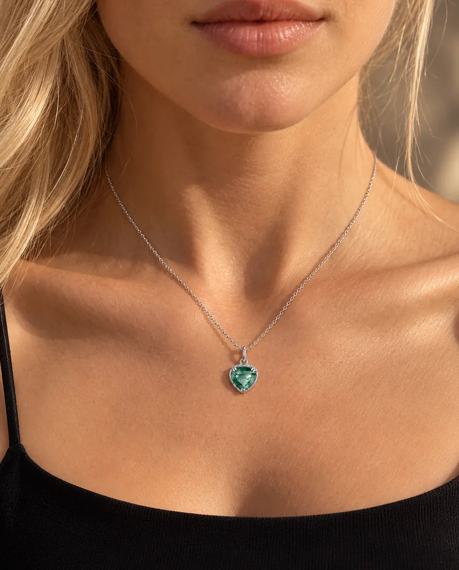 Collana con Ciondolo Cuore in Agata Muschiata e Argento 925 - indossata da una modella, primo piano sulla clavicola