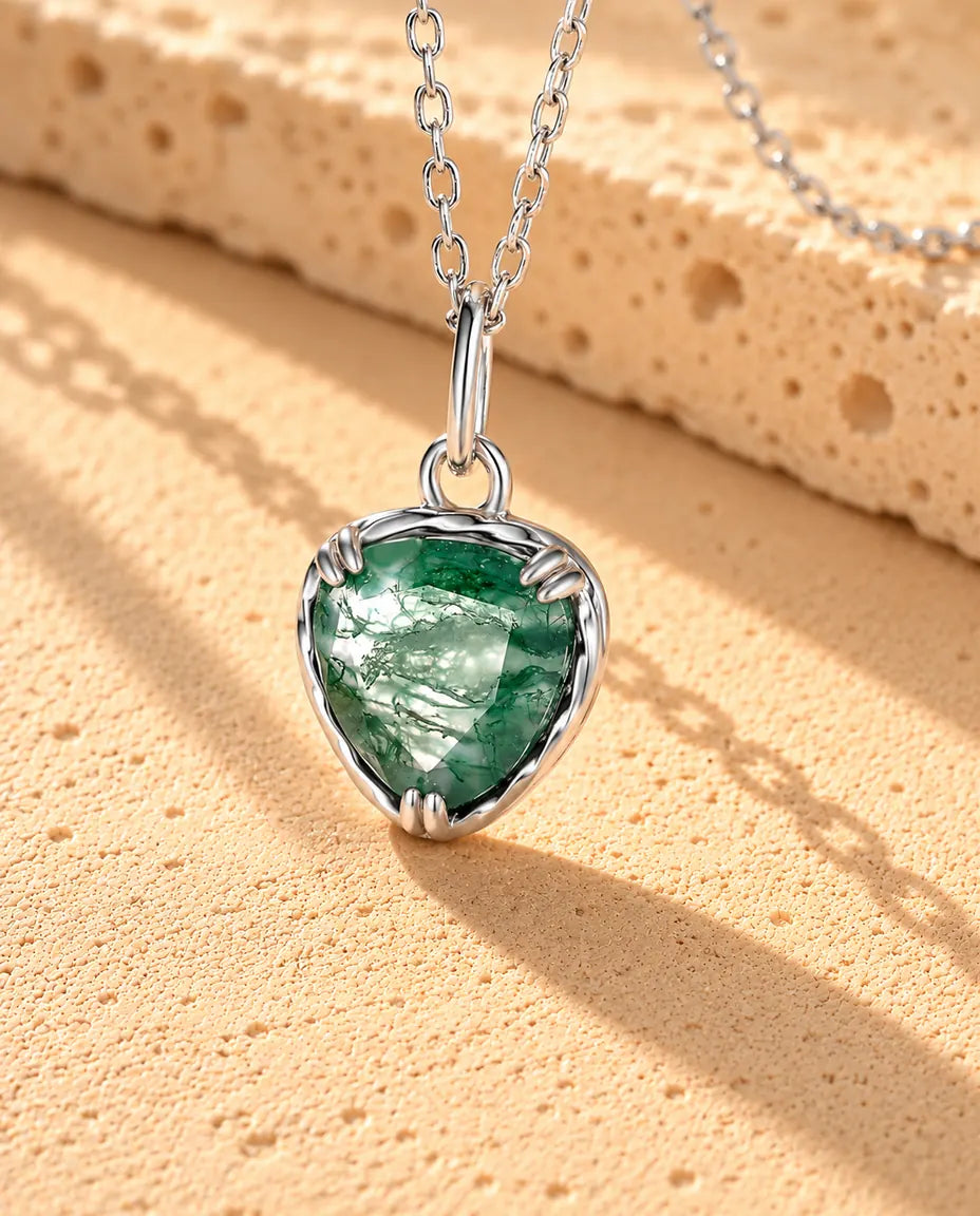 Collana con Ciondolo Cuore in Agata Muschiata e Argento 925 - primo piano dell’agata muschiata e della sua montatura